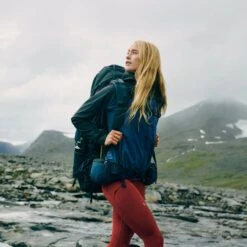 FJÄLLRÄVEN Wanderrucksack Keb 72W Für Damen Lava-Dark Lava Wanderrucksack Keb 72W Für Damen -Camping Fach Geschäfte square Mood SS22 Johan Wennerstrom Trekking Nallo DSC4378 EXP 2026 08 09 1280x1280