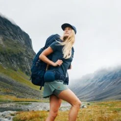 FJÄLLRÄVEN Wanderrucksack Keb 72W Für Damen Lava-Dark Lava Wanderrucksack Keb 72W Für Damen -Camping Fach Geschäfte square Mood SS22 Johan Wennerstrom Trekking Nallo DSC5990 EXP 2026 08 09 1280x1280